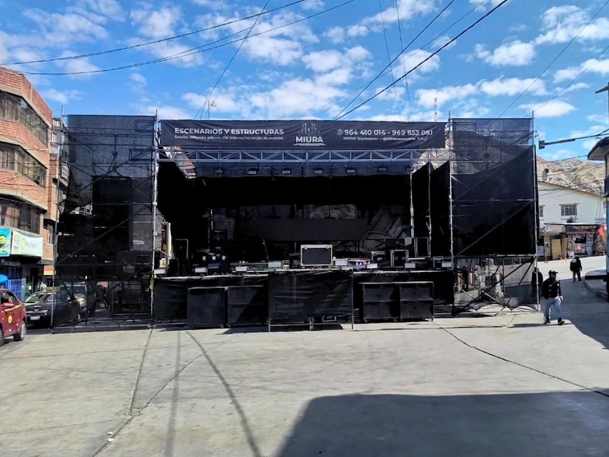 Montaje de escenario en plaza urbana en Junín, Perú