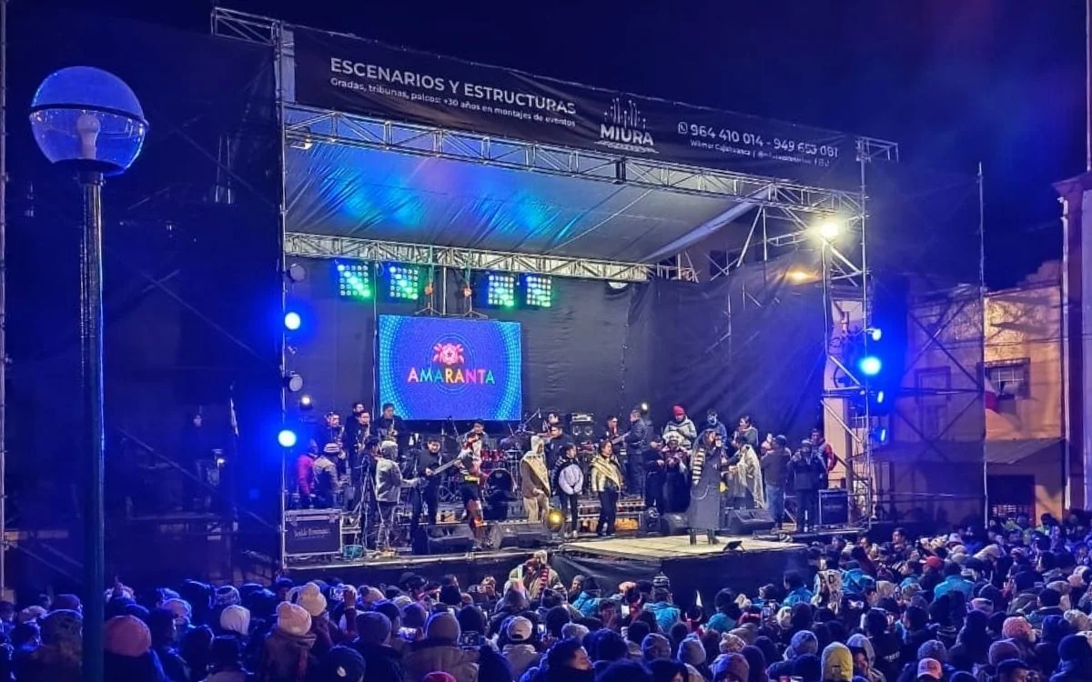 Alquiler de escenarios y tarimas Layher de doble nivel en Junín