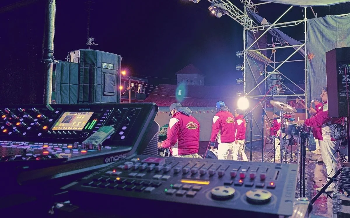 Sistema de sonido Line Array RCF para eventos en Perú